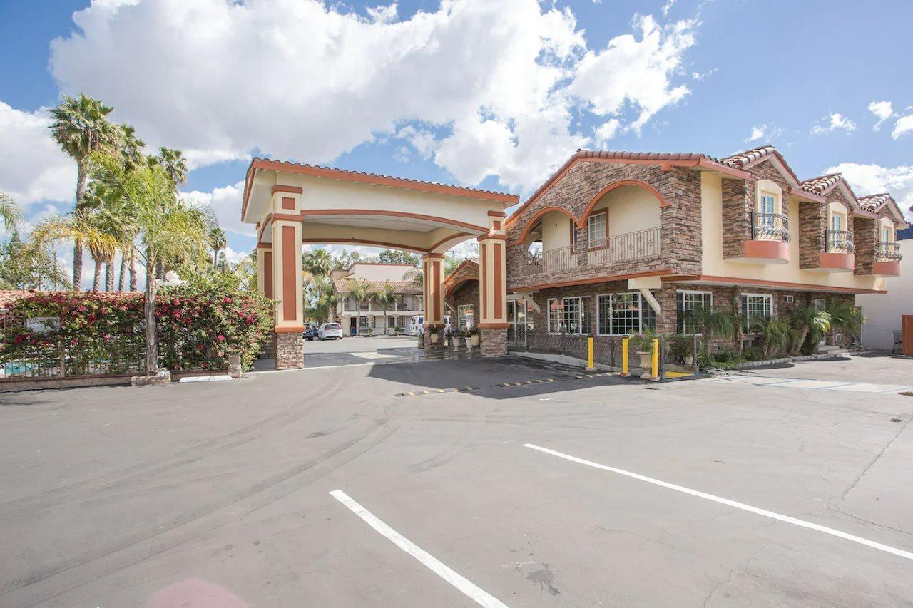 בואנה פארק Best Inn & Suites מראה חיצוני תמונה